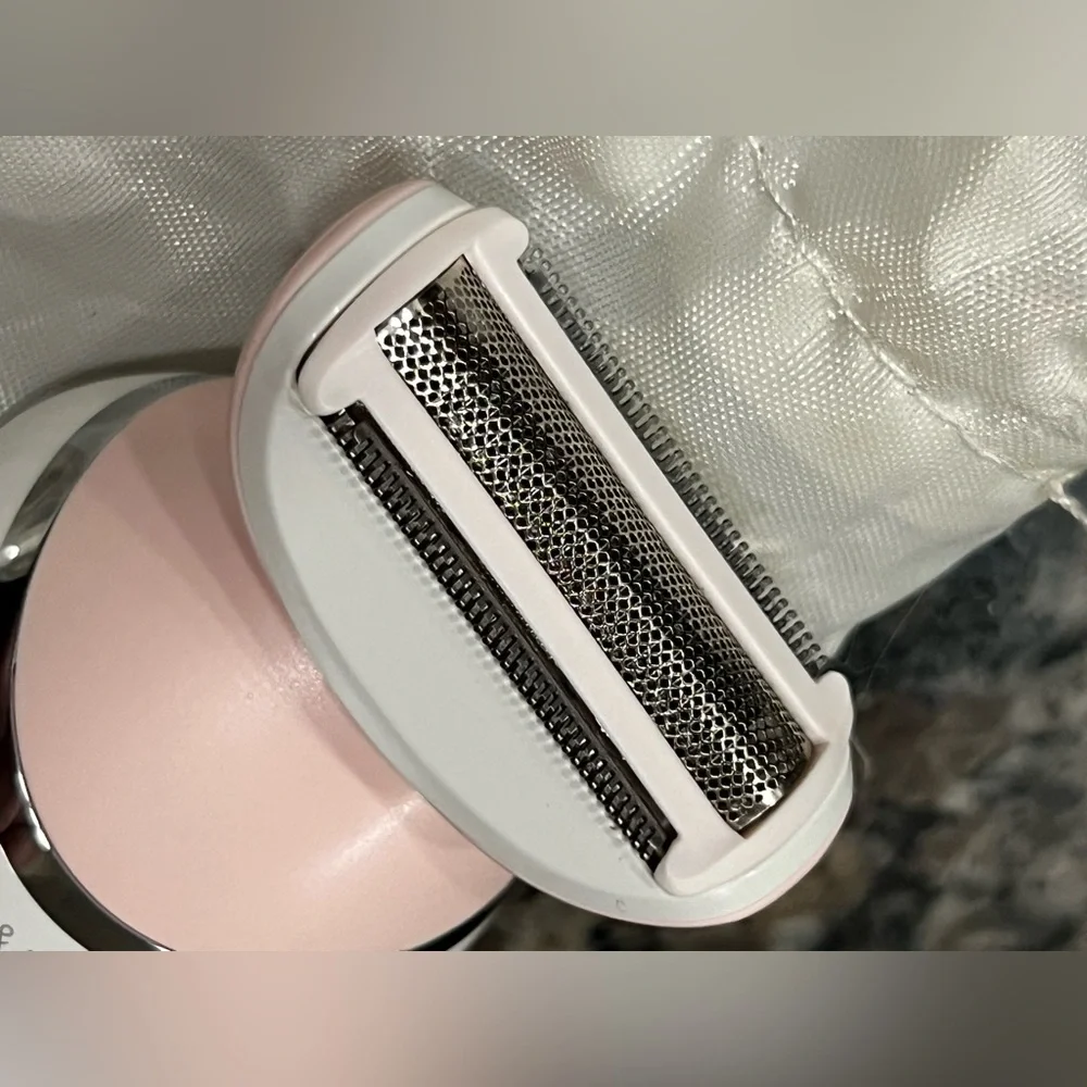 Philips White and Pink Electric Shaver Set - Picture 2 of 4
